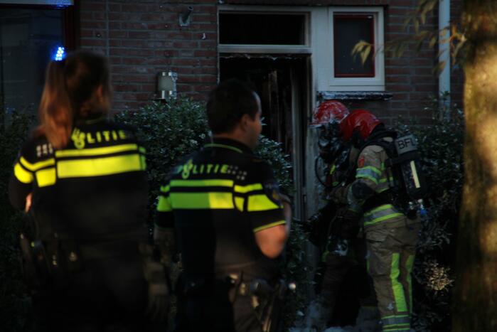 Voordeur woning flink beschadigd door brand