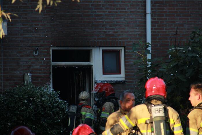 Voordeur woning flink beschadigd door brand