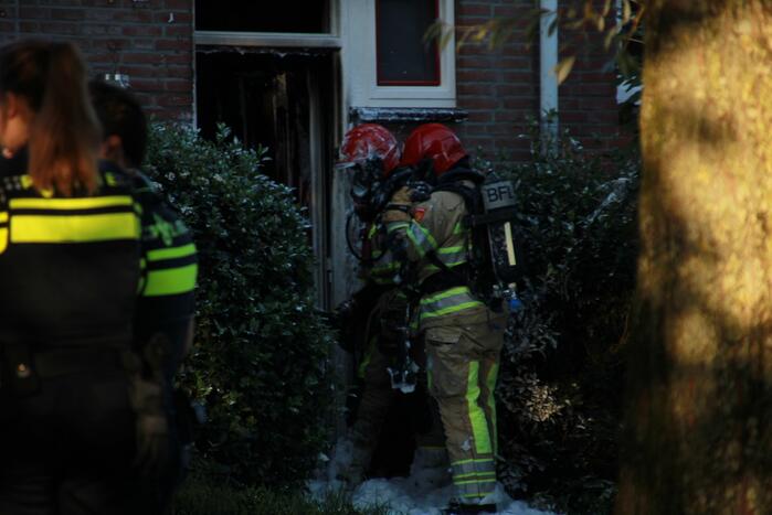 Voordeur woning flink beschadigd door brand
