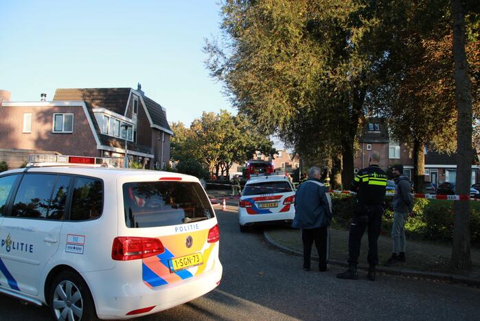 Voordeur woning flink beschadigd door brand