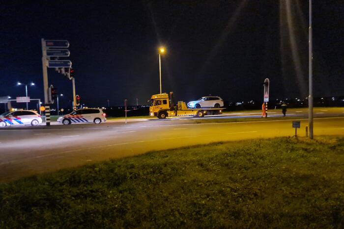 Politie rijdt personenauto klem op oprit