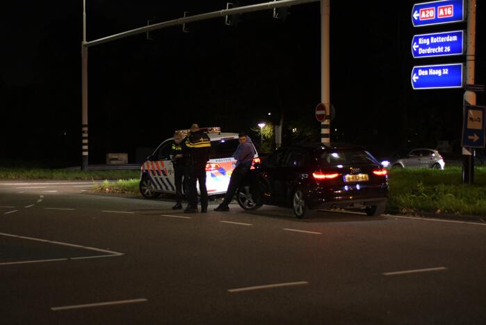 Personenauto heeft schade na mogelijke verkeersruzie