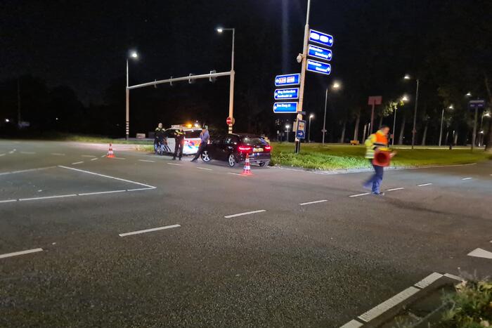 Personenauto heeft schade na mogelijke verkeersruzie