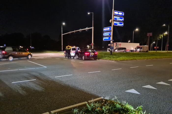 Personenauto heeft schade na mogelijke verkeersruzie