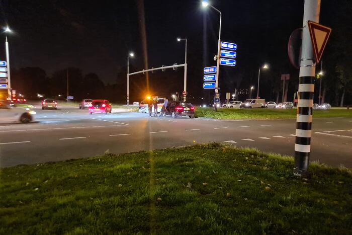 Personenauto heeft schade na mogelijke verkeersruzie