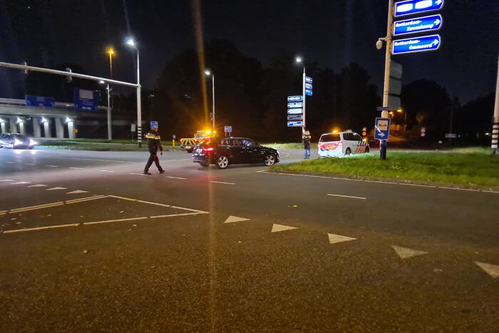 Personenauto heeft schade na mogelijke verkeersruzie