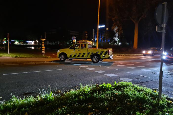 Personenauto heeft schade na mogelijke verkeersruzie