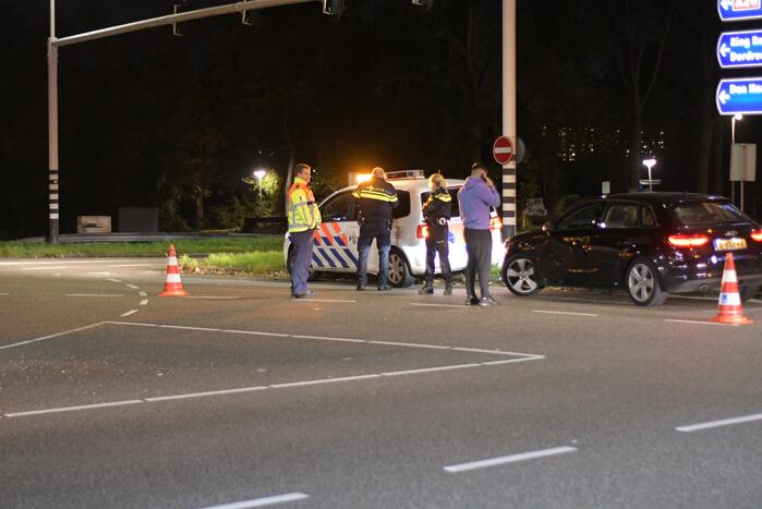 Personenauto heeft schade na mogelijke verkeersruzie