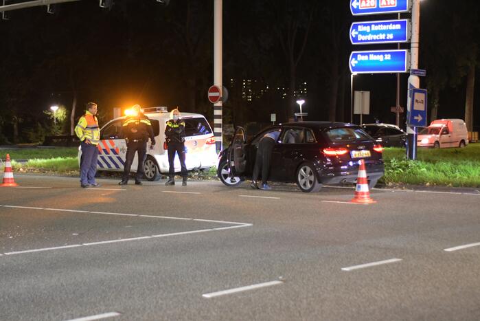 Personenauto heeft schade na mogelijke verkeersruzie