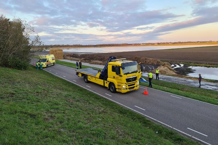 Personenauto raakt steen en rijdt het water in