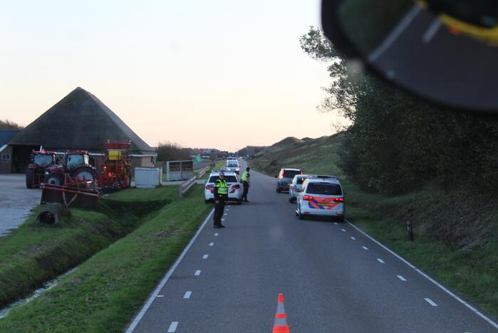 Personenauto raakt steen en rijdt het water in