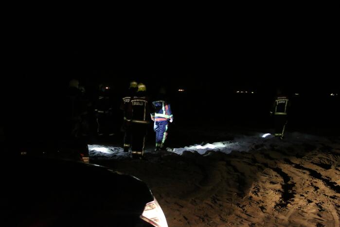 Brandweer dooft kampvuur op strand