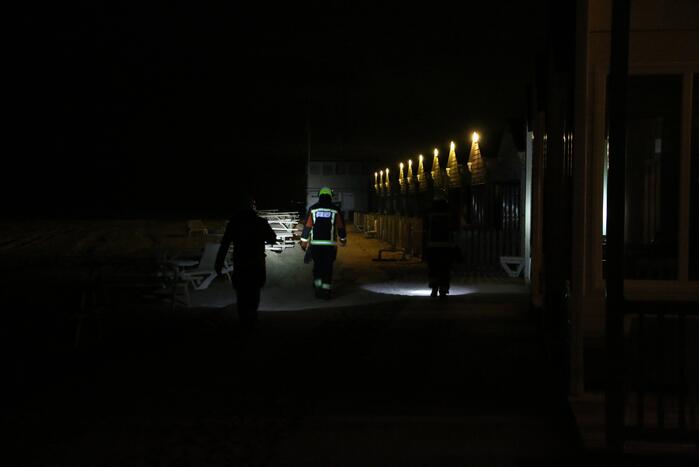 Brandweer dooft kampvuur op strand