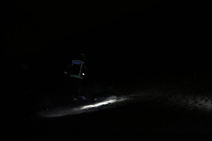 Brandweer dooft kampvuur op strand