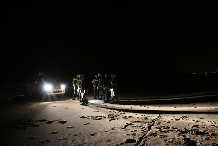 Brandweer dooft kampvuur op strand