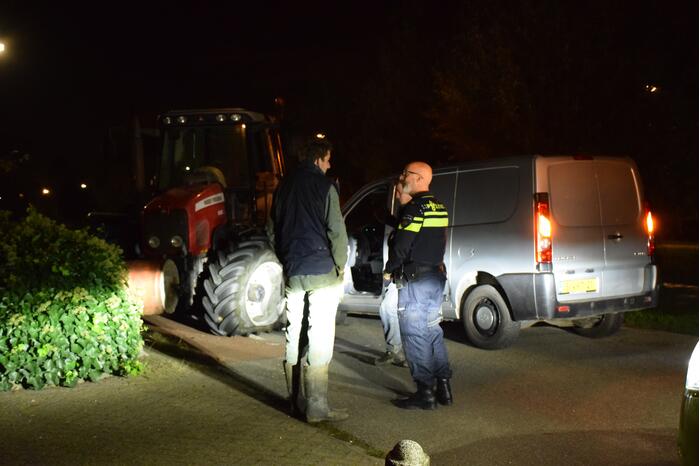 Bestelbus in aanrijding met tractor