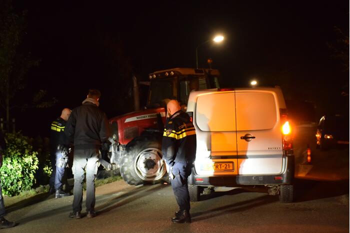 Bestelbus in aanrijding met tractor