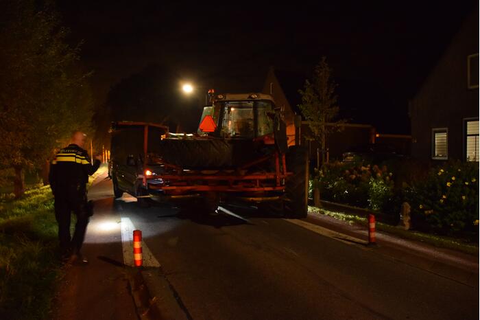 Bestelbus in aanrijding met tractor