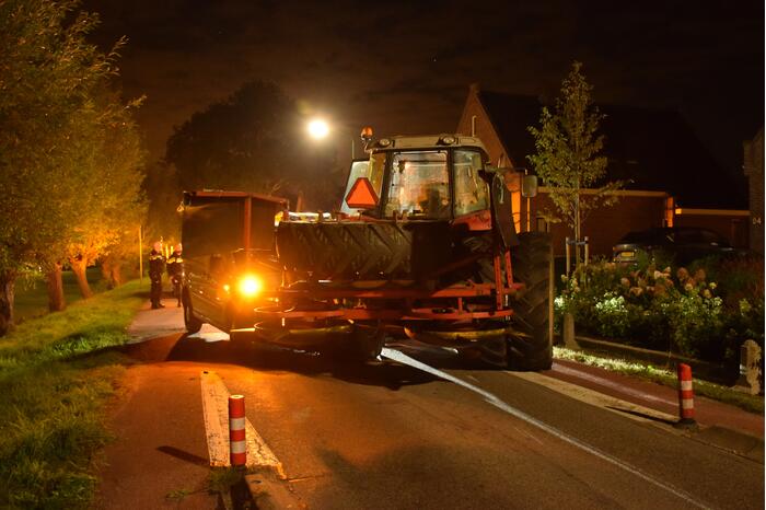 Bestelbus in aanrijding met tractor