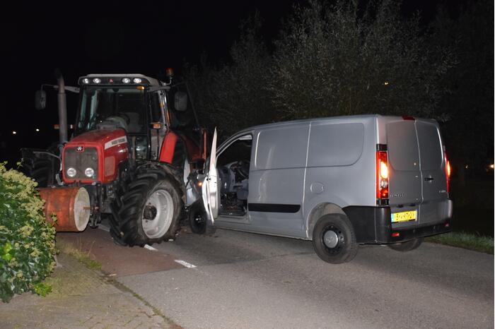 Bestelbus in aanrijding met tractor
