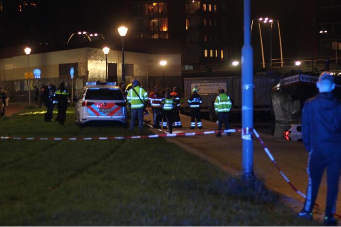 Personenauto rijdt het Spaarne in