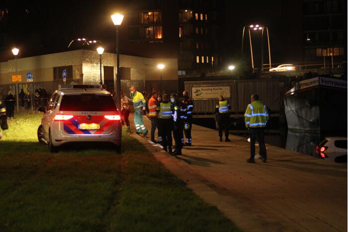 Personenauto rijdt het Spaarne in