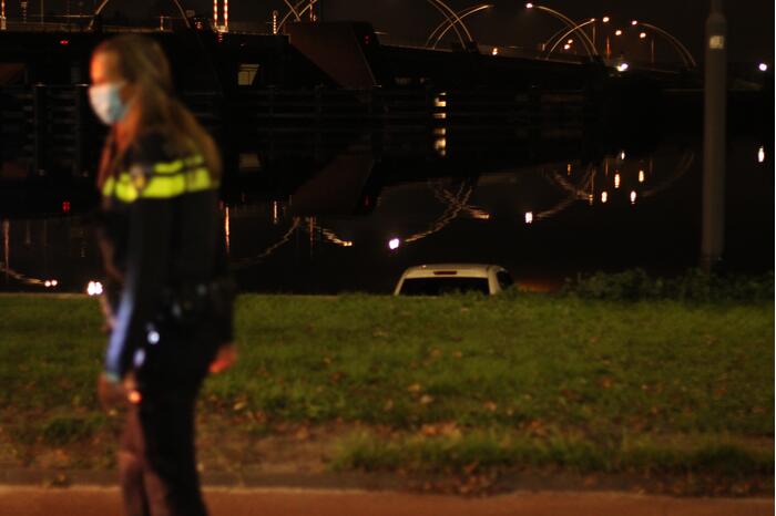 Personenauto rijdt het Spaarne in