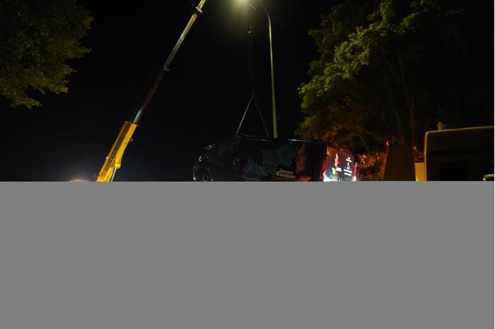 Bestelbus zanger Jason Bouman raakt te water