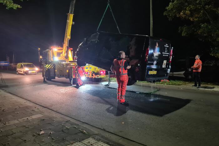 Bestelbus zanger Jason Bouman raakt te water