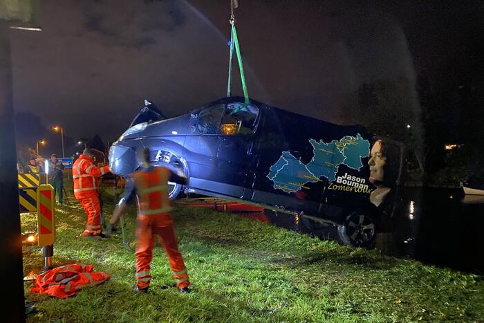 Bestelbus zanger Jason Bouman raakt te water