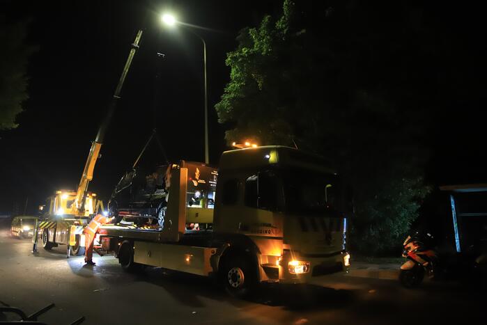 Bestelbus zanger Jason Bouman raakt te water