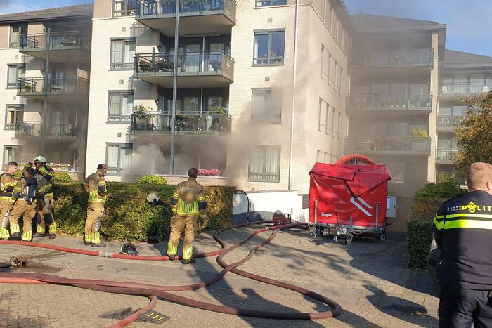 Grote brand onder appartementencomplex