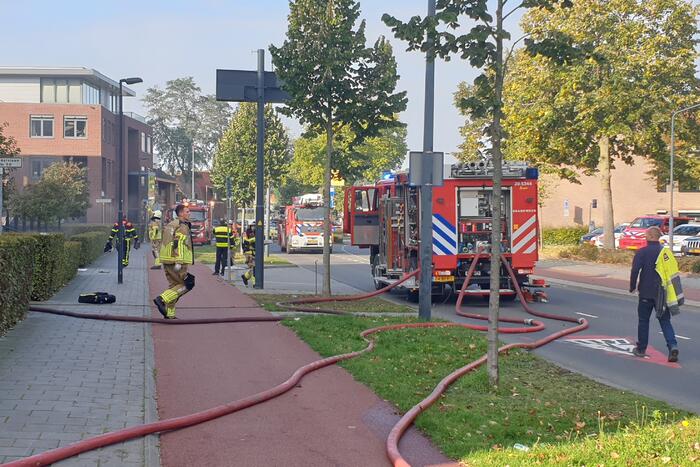 Grote brand onder appartementencomplex
