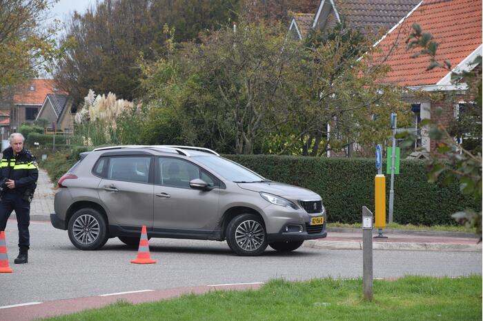 Personenauto ziet scooterrijder over het hoofd