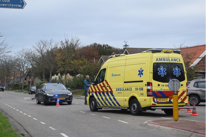 Personenauto ziet scooterrijder over het hoofd
