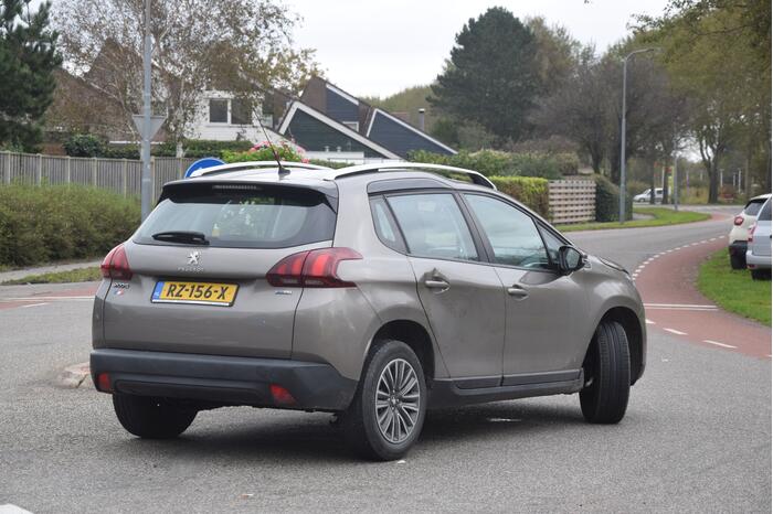 Personenauto ziet scooterrijder over het hoofd
