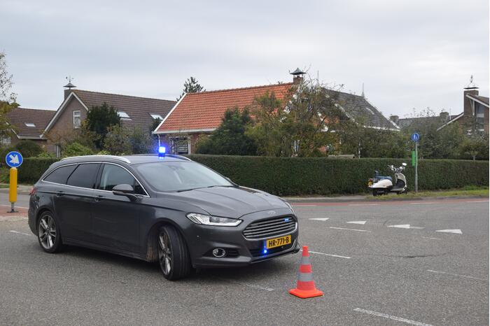 Personenauto ziet scooterrijder over het hoofd