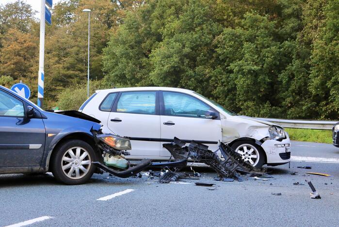 Flinke schade tussen twee voertuigen op kruising