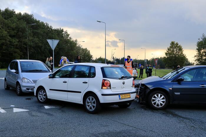 Flinke schade tussen twee voertuigen op kruising