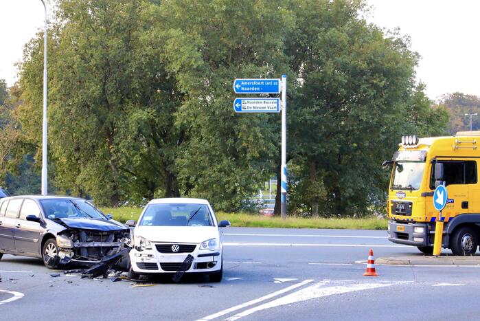 Flinke schade tussen twee voertuigen op kruising