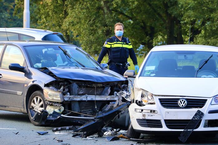 Flinke schade tussen twee voertuigen op kruising