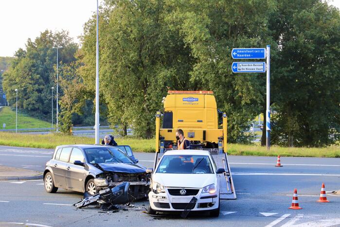 Flinke schade tussen twee voertuigen op kruising