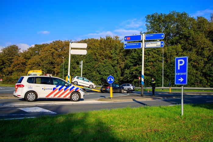 Flinke schade tussen twee voertuigen op kruising