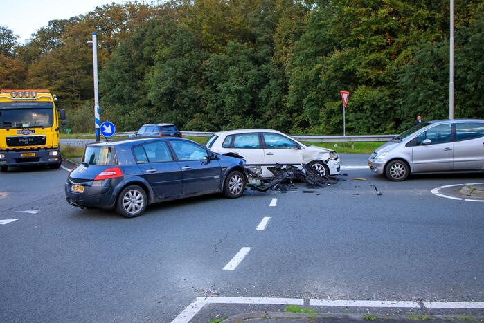 Flinke schade tussen twee voertuigen op kruising