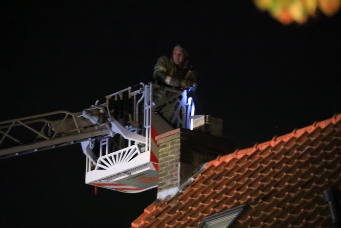 Brand in schoorsteen van woning