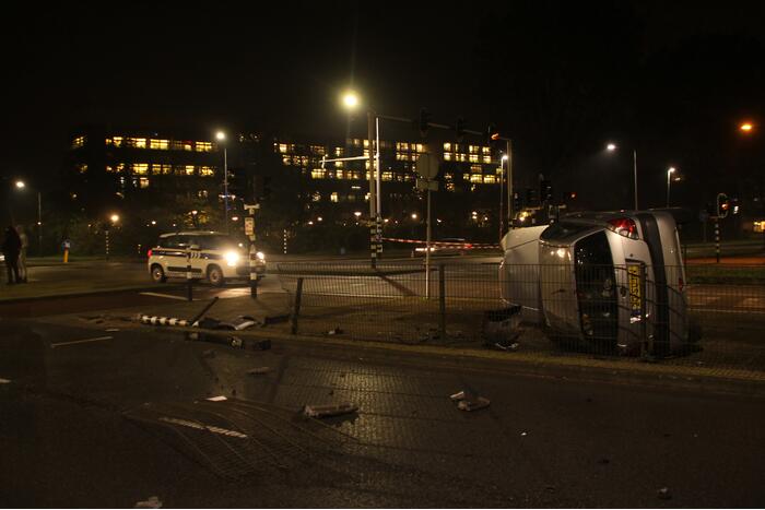 Auto belandt op zijn kant