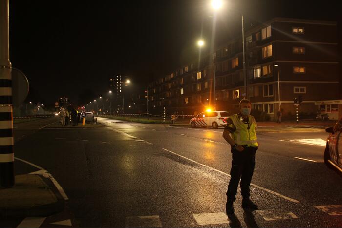 Auto belandt op zijn kant