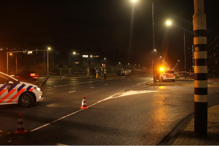 Auto belandt op zijn kant