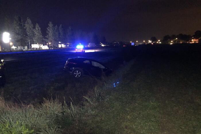 Auto raakt van de weg en belandt in sloot