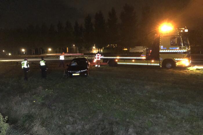 Auto raakt van de weg en belandt in sloot